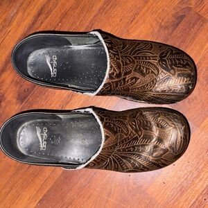 Dansko Embossed Brown sz 40